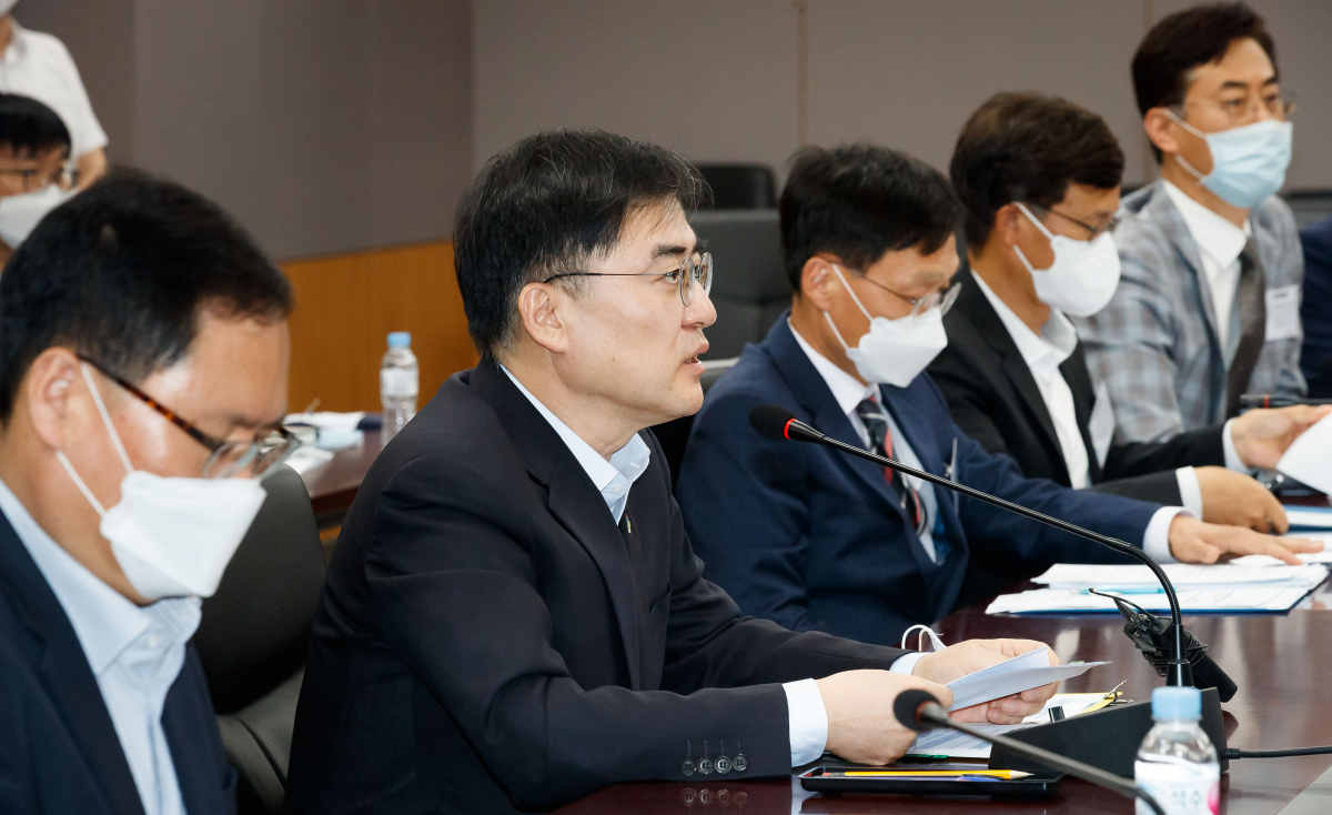 ▲손병두 금융위 부위원장이 11일 서울 종로구 정부서울청사 금융위원회에서 보험 자본거전성 선진화 추진단 회의를 주재, 모두발언을 하고 있다. (사진제공=금융위원회)