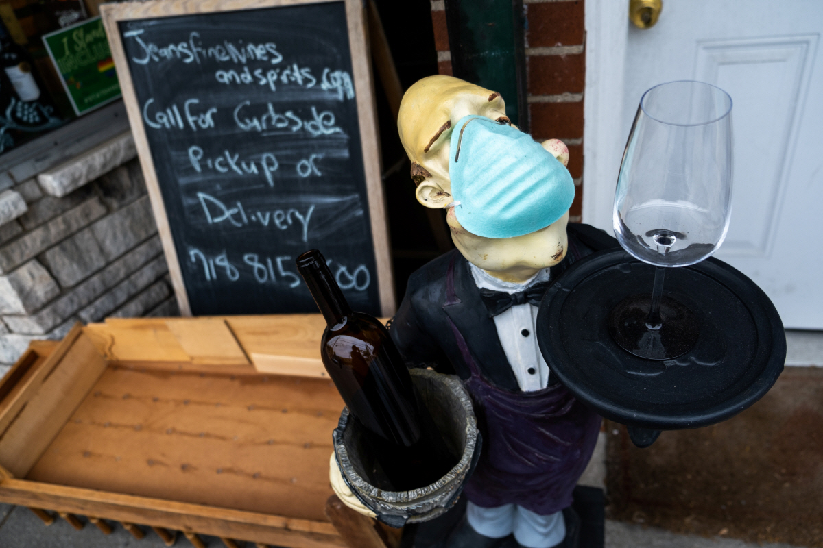 ▲미국 뉴욕 스태튼아일랜드의 한 식당 안 마네킹에 마스크가 씌어져 있다. 뉴욕/로이터연합뉴스