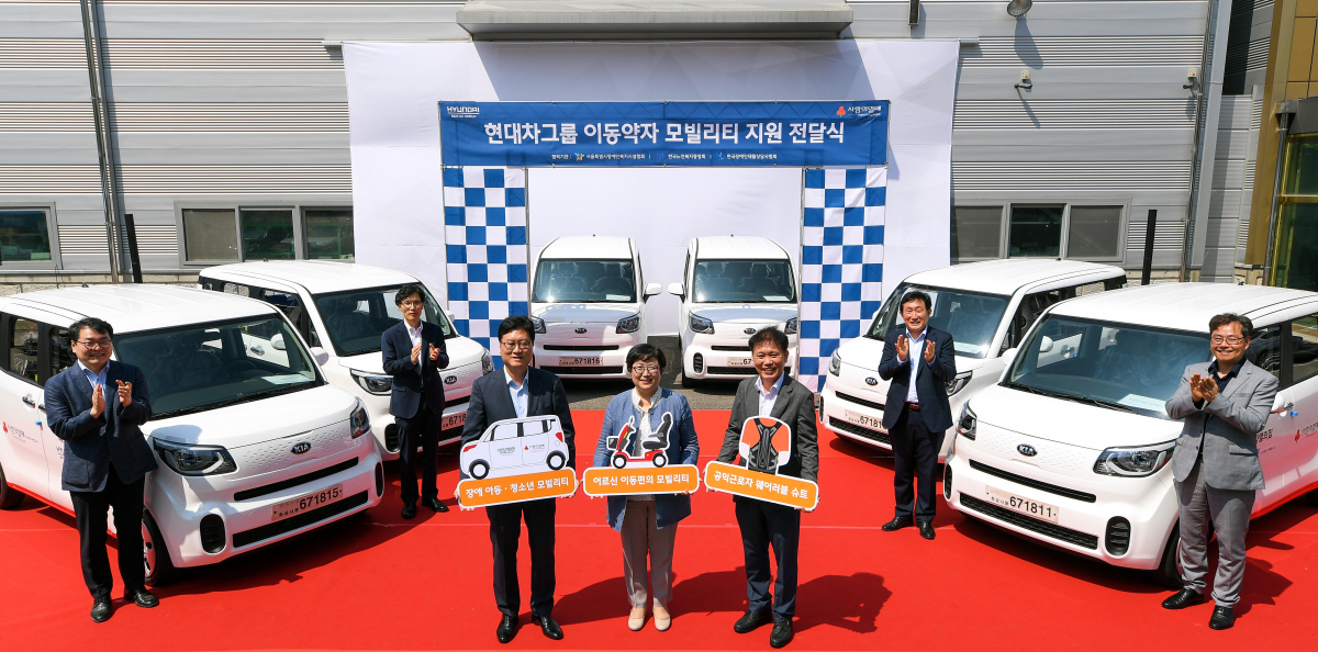 ▲왼쪽부터 허곤 서울시 장애인복지시설협회 회장, 오도영 이지무브 대표, 이병훈 현대차그룹 상무, 김연순 사회복지공동모금회 사무총장, 이병욱 서울시 장애인자립지원과 과장, 권태엽 한국노인복지중앙회 회장, 최영광 한국장애인재활상담사협회 사무총장 (사진제공=현대차)