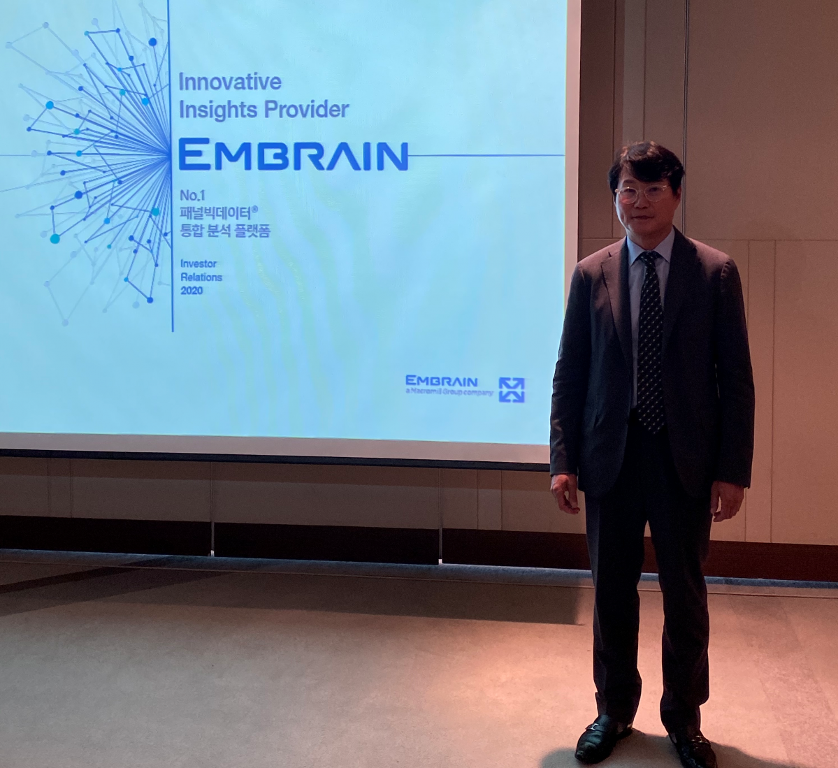 ▲최인수 마크로밀엠브레인 대표이사가 12일 서울 영등포구 여의도에서 기자간담회를 열고 상장 포부를 밝혔다. (사진제공=마크로밀엠브레인)