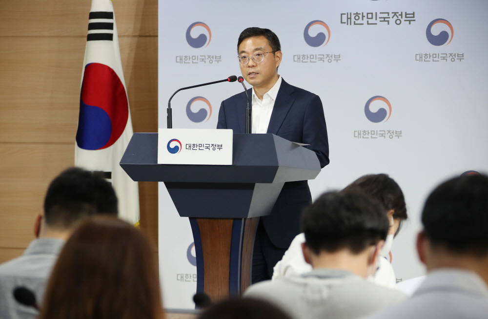 ▲이태희 과학기술정보통신부 정책실장이 12일 정부서울청사에서 SK텔레콤이 2G 서비스를 폐지하기 위해 신청한 기간통신사업 일부 폐지신청 건에 대해 이용자 보호조건을 부과해 승인한다고 발표하고 있다. (연합뉴스)