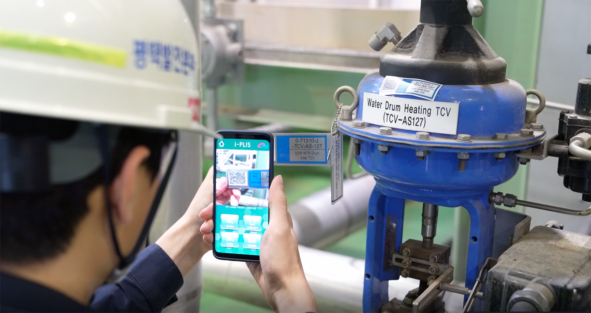 ▲한국서부발전 직원이 발전소 현장설비정보시스템(i-PLIS)으로 현장 점검을 하고 있다. (사진제공=한국서부발전)