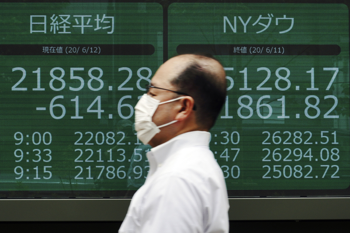 ▲일본 도쿄에서 행인이 12일 증시 현황이 표시된 증권사 전광판 앞을 지나가고 있다. 도쿄/AP연합뉴스