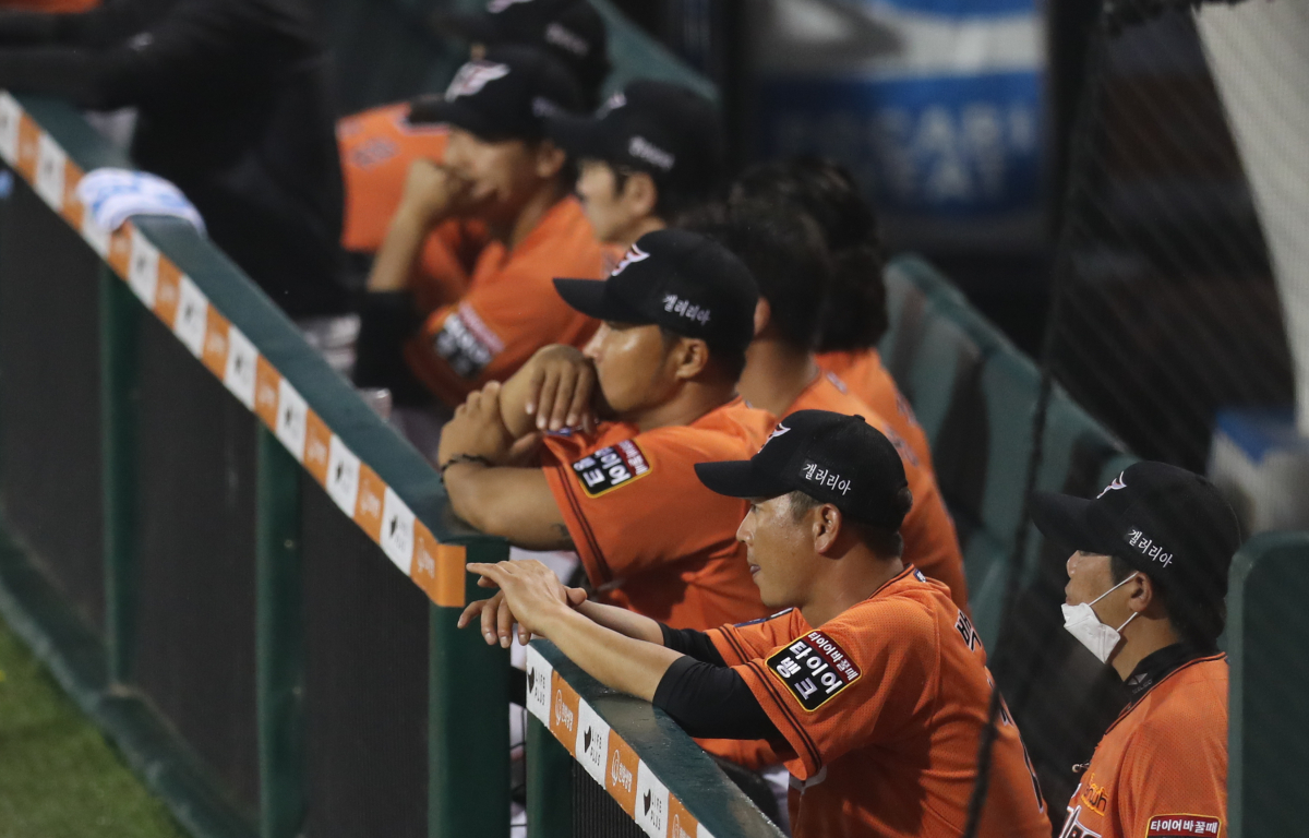 ▲12일 오후 대전시 한화생명 이글스파크에서 열린 프로야구 두산 베어스- 한화 이글스 경기. 5회 초 두산이 추가점을 내자 한화 코치들이 심각한 표정을 짓고 있다. 연합뉴스