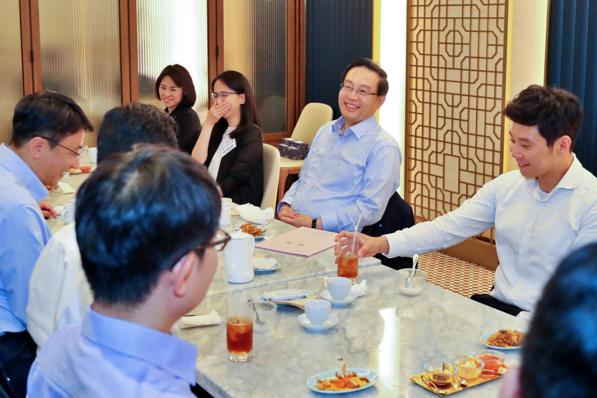 ▲손태승(가운데) 회장이 우리자산식탁 직원들과 기념촬영을 하고 있다.  (사진제공= 우리금융그룹)