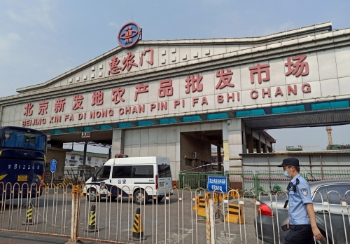▲중국 펑타이구의 대형 농수산물 도매시장인 신파디 입구를 경찰이 지키고 있다. 펑타이구/로이터연합뉴스