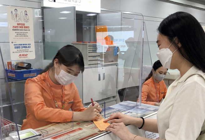 ▲이달 13일 제주국제공항의 기존 발권 카운터에 마련된 투명 가림막 ‘안심 체크인’ 카운터. 사진제공=제주항공