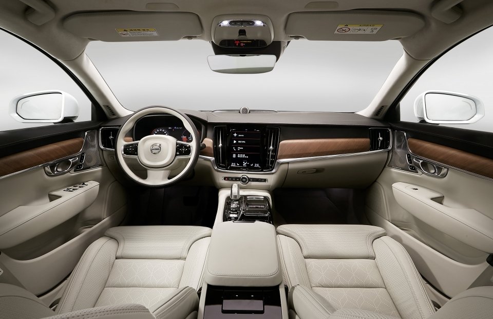 ▲실내 대시보드와 리어 센터 콘솔에는 나뭇결이 그대로 살아있는 리니어 월넛 데코와 가죽, 크롬이 자연스레 어우러져 고급스러운 분위기를 만든다. (사진제공=볼보자동차코리아)