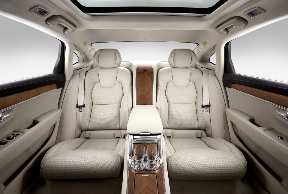 ▲‘쇼퍼드리븐(chauffeur-driven)’ 칭호에 걸맞게 2열 좌석 승객의 편의를 위한 요소를 가득 담았다. (사진제공=볼보자동차코리아)