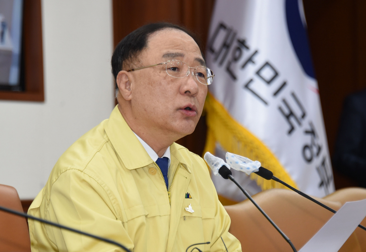 ▲홍남기 경제부총리 겸 기획재정부 장관이 15일 서울 광화문 정부서울청사에서 '제215차 대외경제장관회의'를 주재하고 모두발언을 하고 있다. (사진제공=기획재정부)