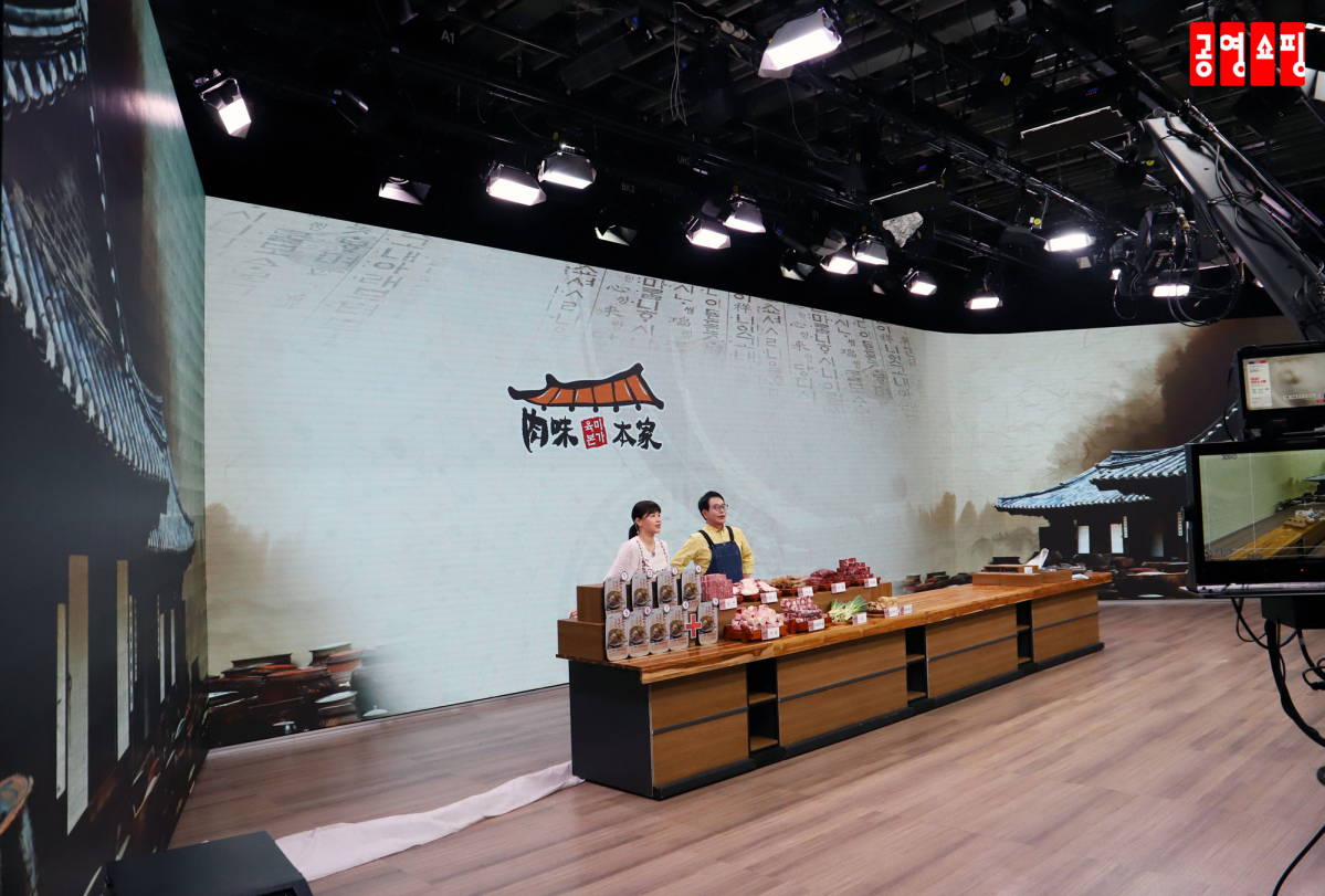 ▲공영쇼핑 미디어월을 활용한 방송 촬영 환경. (사진제공=공영쇼핑)