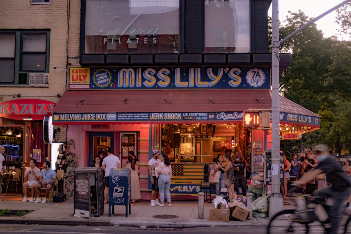 ▲미국 뉴욕의 한 주점 밖에서 12일(현지시간) 사람들이 단계적 경제 재개에 술을 마시는 등 여유를 즐기고 있다. 앤드루 쿠오모 뉴욕주지사는 14일 “마스크를 착용하지 않는 등 코로나19 감염 예방과 경제 재개를 위한 규제를 위반하는 사례가 총 2만5000건 접수됐다”며 “셧다운에 다시 들어갈 수 있다”고 경고했다. 뉴욕/로이터연합뉴스
