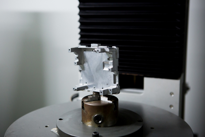 ▲동양다이캐스팅이 생산하는 금형 주조 부품 중 생산량이 가장 많은 ‘ECU 케이스’. 자동차 ECU의 기판에 부착되는 주요 부품이다. (생기원 제공)