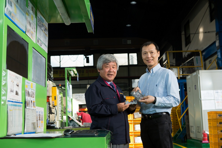 ▲황호영 한국생산기술연구원 뿌리기술연구소 공정지능연구부문 박사(오른쪽)와 오경택 동양다이캐스팅 대표가 인천 남동공단 소재 동양다이캐스팅 생산라인에서 다이캐스팅 부품을 들어 보이고 있다. (생기원 제공)