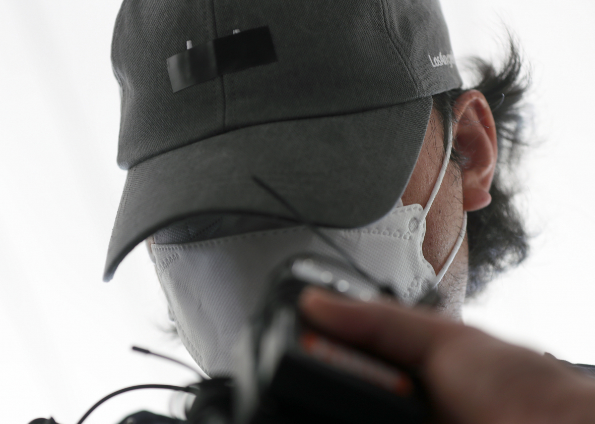 ▲창녕 아동학대 계부(모자 착용)가 15일 오전 영장실질심사(구속 전 피의자 심문)를 받기 위해 창원지방법원 밀양지원에 도착, 취재진 질문을 받고 있다.    이 계부는 자신의 의붓딸을 쇠사슬 등으로 학대한 혐의를 받는다.  (연합뉴스)