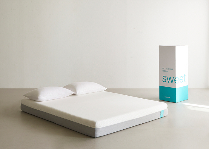 ▲까사미아가 새롭게 출시한 기능성 롤 매트리스 ‘롤리팝’  (사진제공=까사미아)