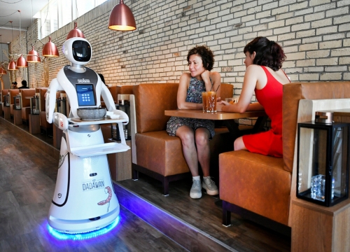 ▲네덜란드 마스트리히트에 위치한 한 중국 음식점에서 로봇이 음식을 손님에게 배달하고 있다. 마스트리히트/로이터연합뉴스 
