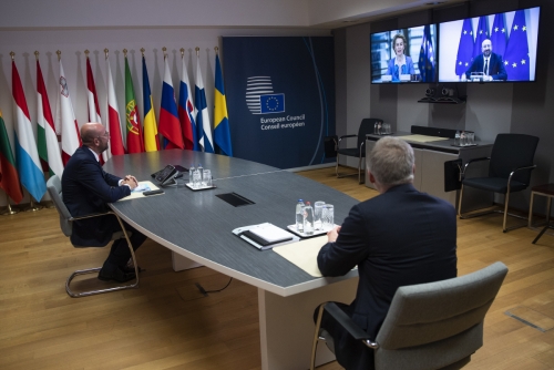 ▲우르줄라 폰데어라이엔 EU 집행위원장과 샤를 미셸 EU 정상회의 상임의장이 15일(현지시간) 화상회의를 하고 있다. AP연합뉴스
