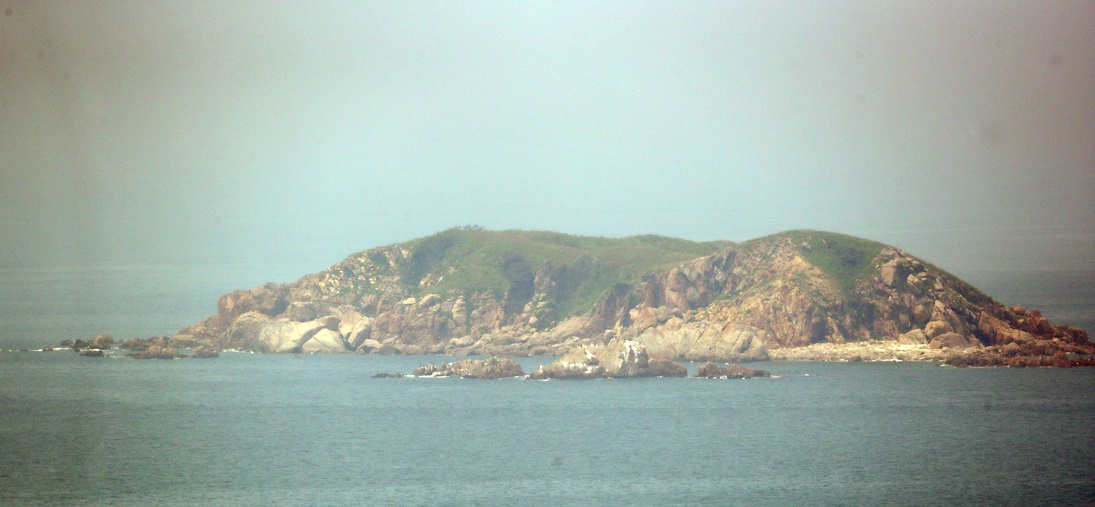 ▲북한군이 남북합의로 비무장화된 지역에 다시 진출해 전선을 요새화하고 남쪽을 향해 삐라(전단)를 살포하겠다고 예고한 16일 오후 인천시 옹진군 대연평도 망향전망대에서 바라본 북측 석도 모습. (연합뉴스)