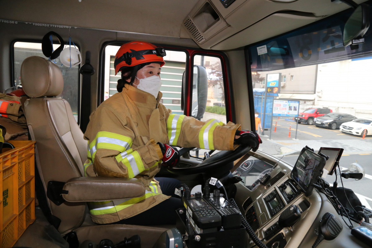▲유지연 소방장 소방사다리차 운용사 자격시험 합격. (사진제공=서울시)
