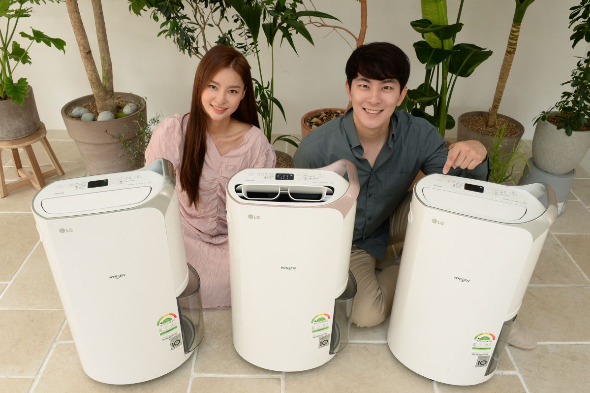 ▲LG전자가 17일 장마철을 앞두고 제습은 더 빠르고 용량은 더 넉넉해진 휘센 듀얼 인버터 제습기 신제품 3종을 출시했다. (사진제공=LG전자)