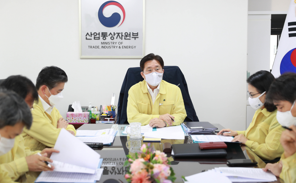 ▲성윤모 산업통상자원부 장관이 17일 정부서울청사에서 북한의 개성공단 남북공동연락사무소 폭파 관련 '긴급 1급 회의'를 주재, '수출입 및 외국인 투자, 에너지 및 원자재 수급, 주요국 및 산하기관 등 실물경제 분야별 영향 점검 및 대응방안'에 대해 의견을 나누고 있다. (사진제공=산업통상자원부)