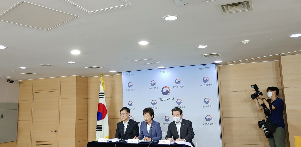 ▲김현미 국토부 장관(가운데)이 17일 서울 광화문 정부서울청사에서 주택시장 안정화 대책을 발표하고 있다.