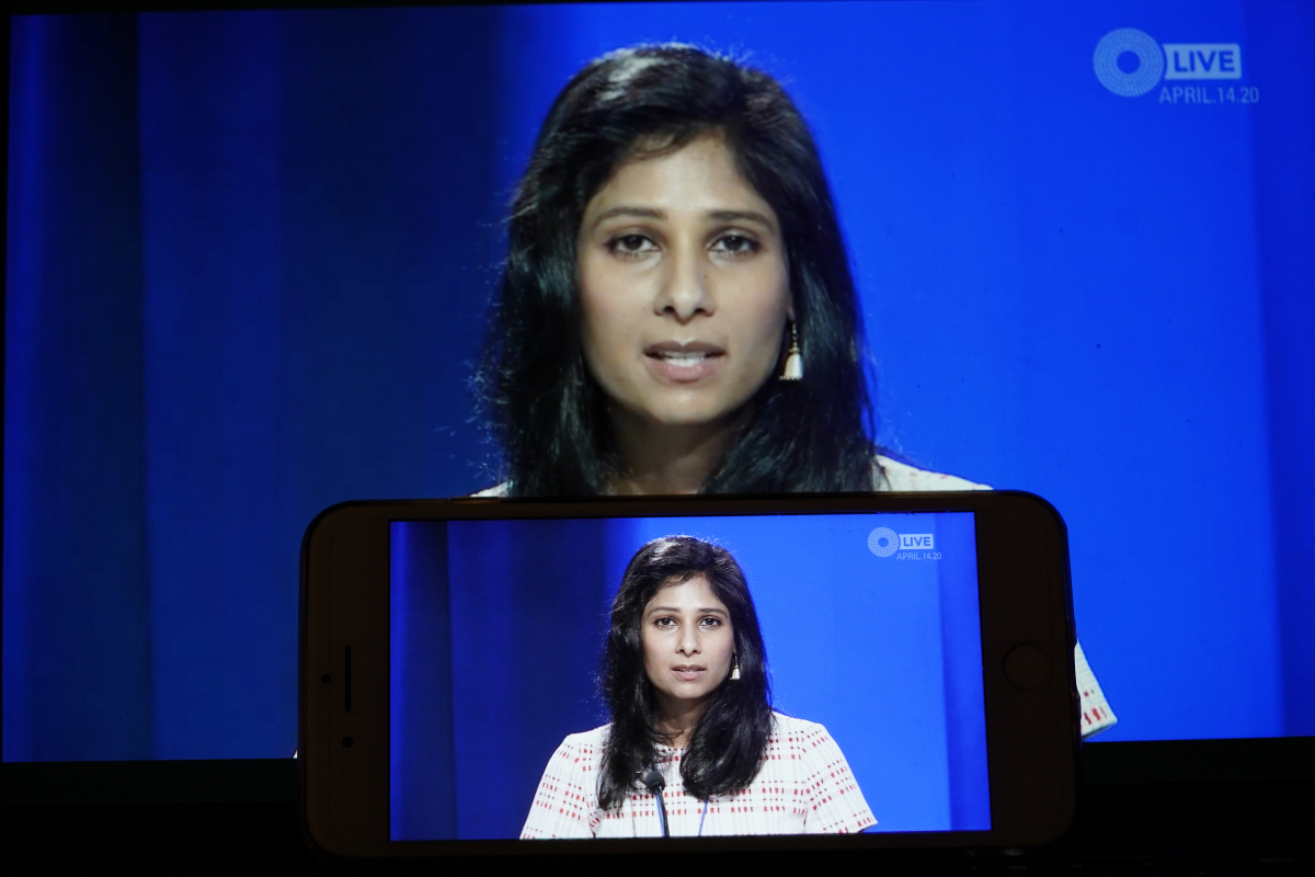 ▲기타 고피나스 IMF 수석 이코노미스트가 4월 14일(현지시간) 워싱턴D.C. IMF 본부에서 화상으로 글로벌 경제전망 보고서 내용을 설명하고 있다.  (워싱턴D.C./신화뉴시스)