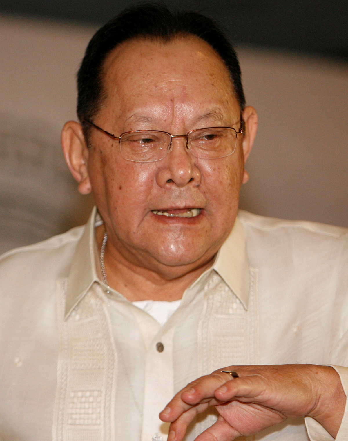 ▲<YONHAP PHOTO-3051> FILE PHOTO: San Miguel Corporation Chairman Eduardo Cojuangco talks to the media after an annual stockholders meeting in Manila July 24, 2007. Miguel assured investors on Tuesday that food and drink would stay its core business as it invests in power, mining, infrastructure and property to boost stagnant growth. REUTERS/Cheryl Ravelo/File Photo/2020-06-17 12:03:14/<저작권자 ⓒ 1980-2020 ㈜연합뉴스. 무단 전재 재배포 금지.> (로이터연합뉴스)