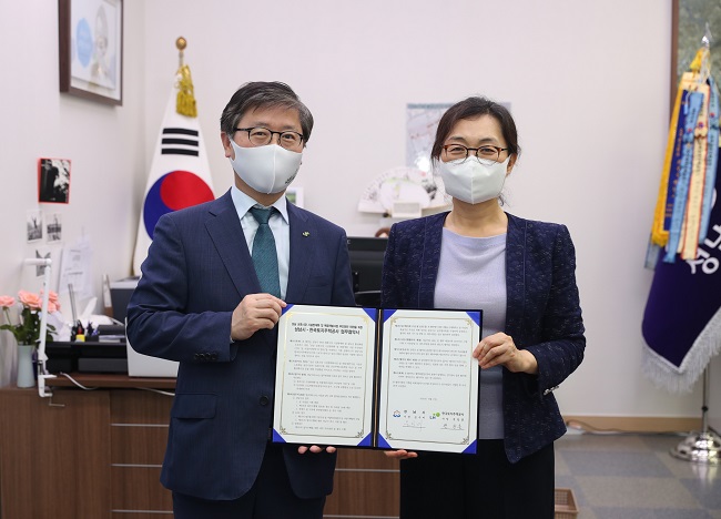 ▲변창흠(사진 왼쪽) LH사장과 은수미 성남시장이 17일 성남시청에서 ‘성남 성호시장 시설현대화 및 신혼희망타운 복합개발사업을 위한 업무협약’ 후 기념촬영을 하고 있다. (LH)