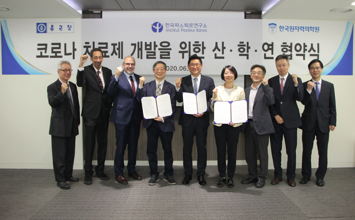 ▲15일 서울 충정로 종근당 본사에서 코로나19 치료제 개발 협약식 후 참석자들이 기념촬영을 하고 있다. 왼쪽 세 번째부터 필립 르포르 주한 프랑스 대사, 한국파스퇴르연구소 류왕식 소장, 종근당 김영주 대표, 한국원자력의학원 김미숙 원장. (사진제공=종근당)