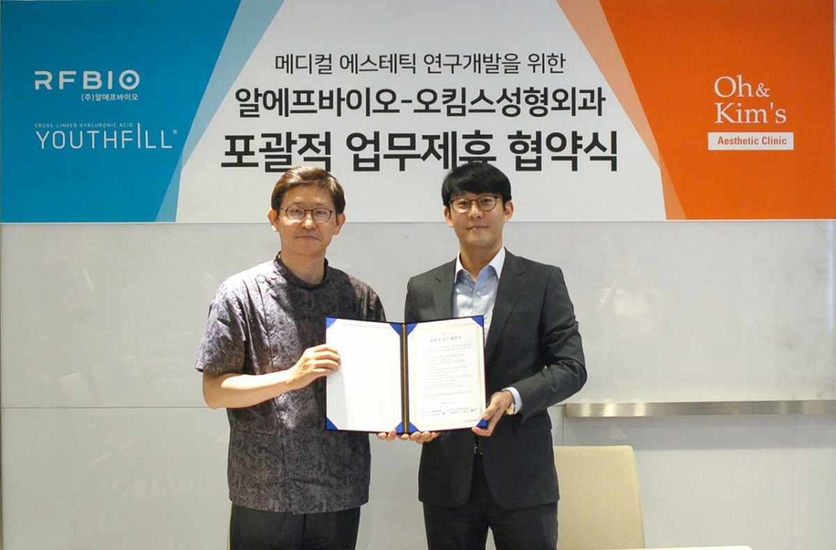 ▲오세광 오킴스성형외과 대표원장장(좌), 이진형 알에프바이오 대표이사. (사진 제공= 알에프바이오.)