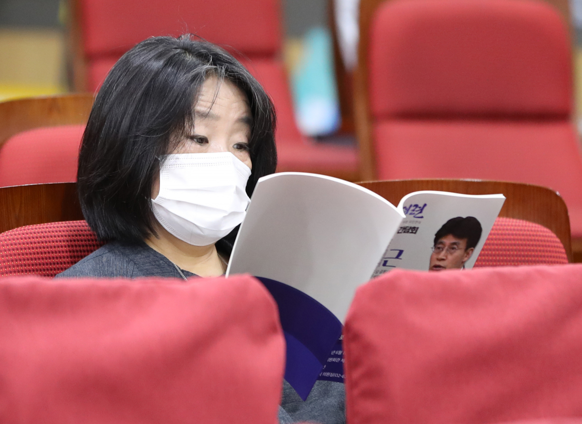 ▲더불어민주당 윤미향 의원이 16일 오전 서울 여의도 국회 의원회관에서 열린  민평련 전문가 초청간담회에 참석, 자료를 보고 있다.  (연합뉴스)