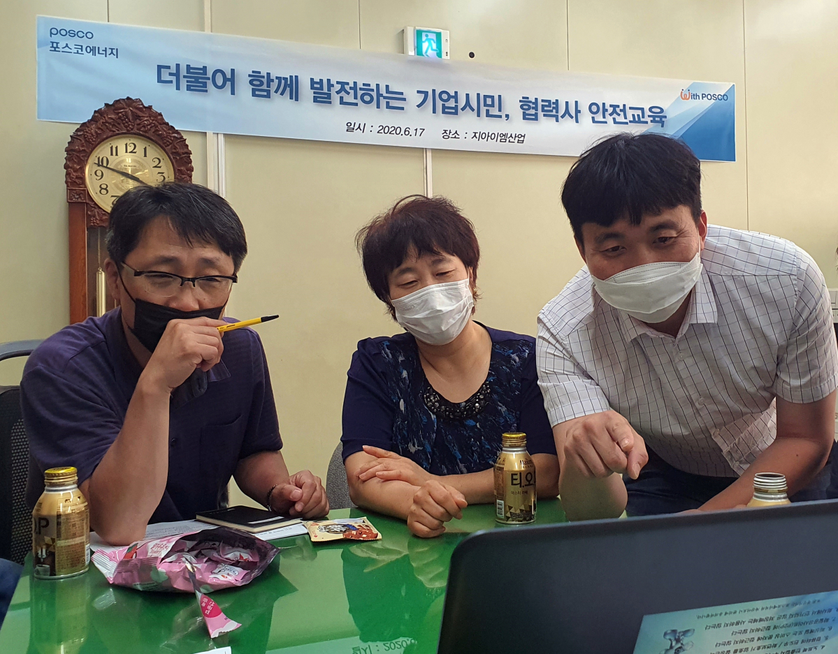▲포스코에너지 안전관리자가 17일 시흥에 있는 영세 협력사에서 '찾아가는 안전교육'을 실시하고 있다. (사진제공=포스코에너지)