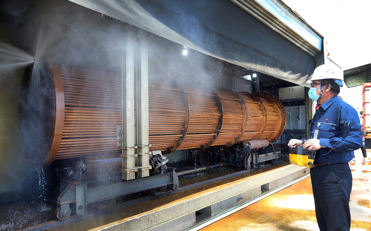 ▲SK에너지 직원이 자동 세척 시스템을 활용해 열교환기를 세척하고 있다. (사진제공=SK이노베이션)