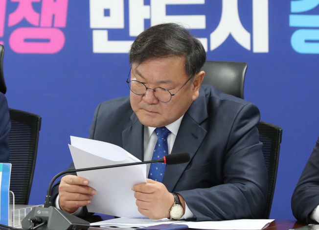 ▲더불어민주당 김태년 원내대표가 18일 오전 서울 여의도 국회 의원회관에서 열린 정책조정회의에서 자료를 살피고 있다. (연합뉴스)