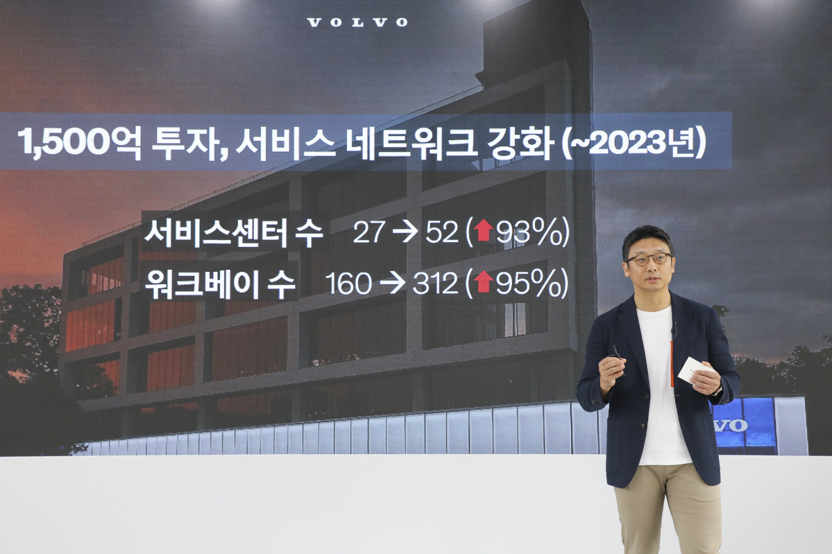 ▲이윤모 볼보코리아 대표가 18일 열린 기자간담회에서 투자 계획을 밝히고 있다.  (사진제공=볼보자동차코리아)