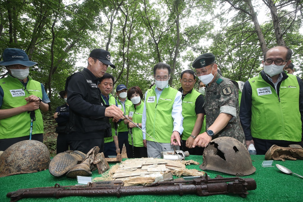 ▲이성희 농협중앙회 회장을 비롯한 임직원, 6·25전사자 유가족 조합원, 군 관계자 등이 18일 경기도 파주시 파평산 전투지구 유해발굴현장에서 발굴된 물품을 살펴보고 있다. 앞줄 가운데부터 오른쪽으로 이성희 농협중앙회장, 김홍석 1사단장, 유찬형 농협중앙회 부회장. (사진제공=농협중앙회)