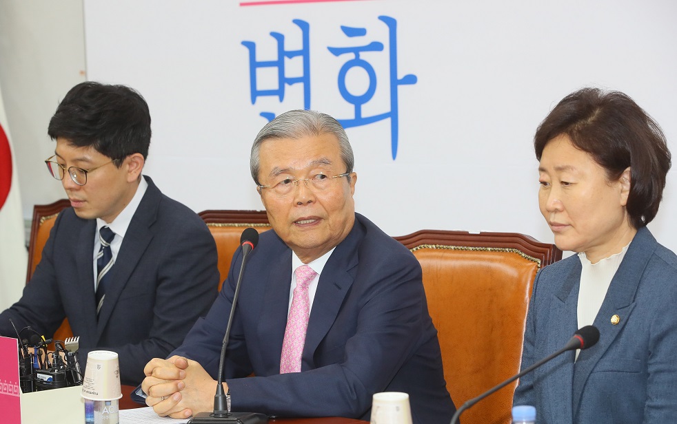▲미래통합당 김종인 비상대책위원장(가운데)이 18일 국회에서 열린 정강정책개정특위 제1차 회의에서 발언하고 있다. 왼쪽은 김병민 특위원장. (연합뉴스)