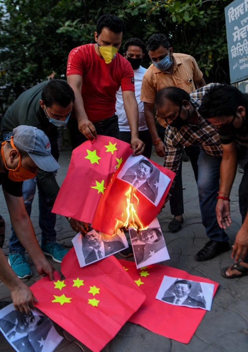 ▲인도인들이 시진핑 중국 국가주석 사진과 중국 국기를 불태우고 있다. AFP연합뉴스 
