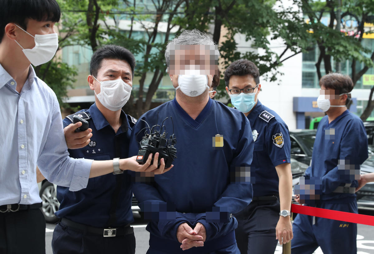 ▲'라임의 전주' 김봉현 전 스타모빌리티 회장과 정치권을 연결해줬다는 의혹을 받는 스타모빌리티 이강세 대표가 영장실질심사를 받기 위해 6월 19일 서울남부지법으로 들어오고 있다. (연합뉴스)