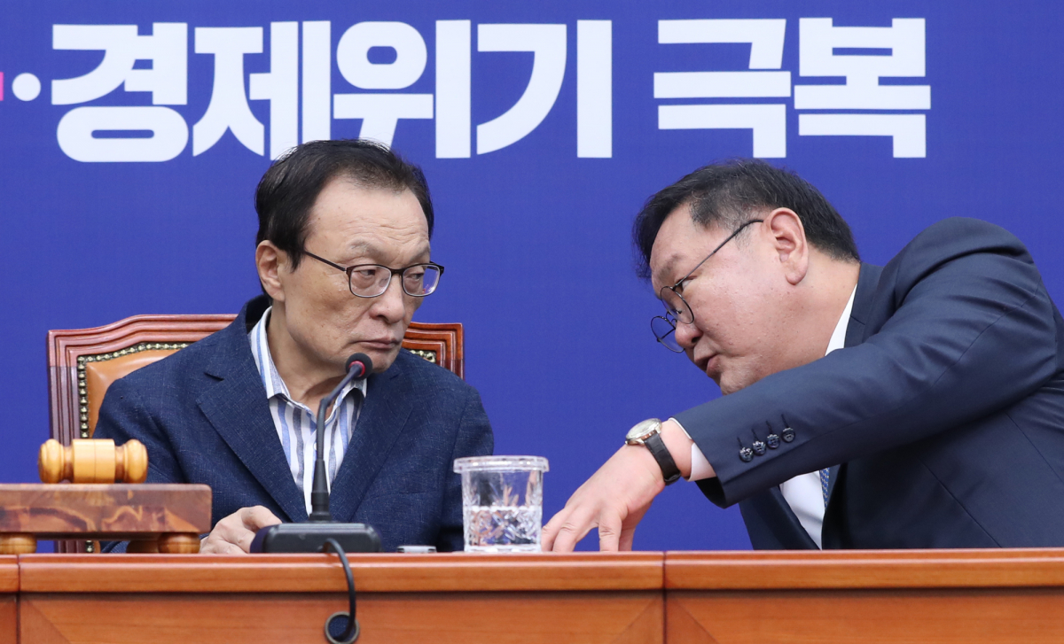 ▲더불어민주당 이해찬 대표와 김태년 원내대표가 19일 오전 서울 여의도 국회에서 열린 최고위원회의에 대화하고 있다. (연합뉴스)