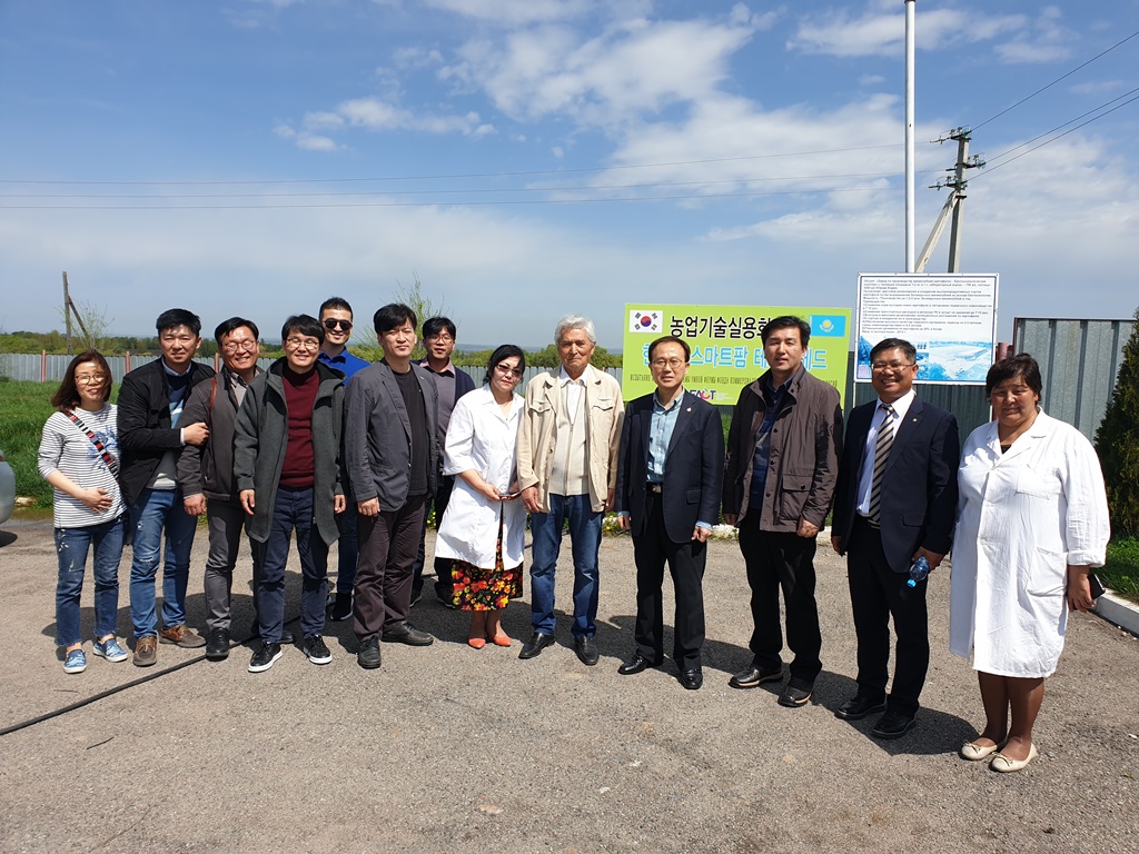 ▲카자흐스탄에 설치한 스마트팜 테스트베드를 방문한 박철웅 농업기술실용화재단 이사장(오른쪽 4번째)이 현지 연구진과 기념촬영을 하고 있다. (사진제공=농업기술실용화재단)