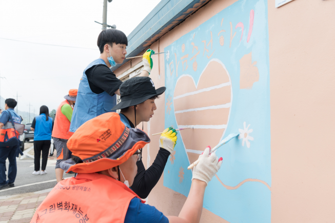 ▲광양제철소 임직원들이 20일 광양시 진상면 청도마을을 찾아 벽화그리기 등 다양한 봉사활동을 펼쳤다. (사진제공=포스코)