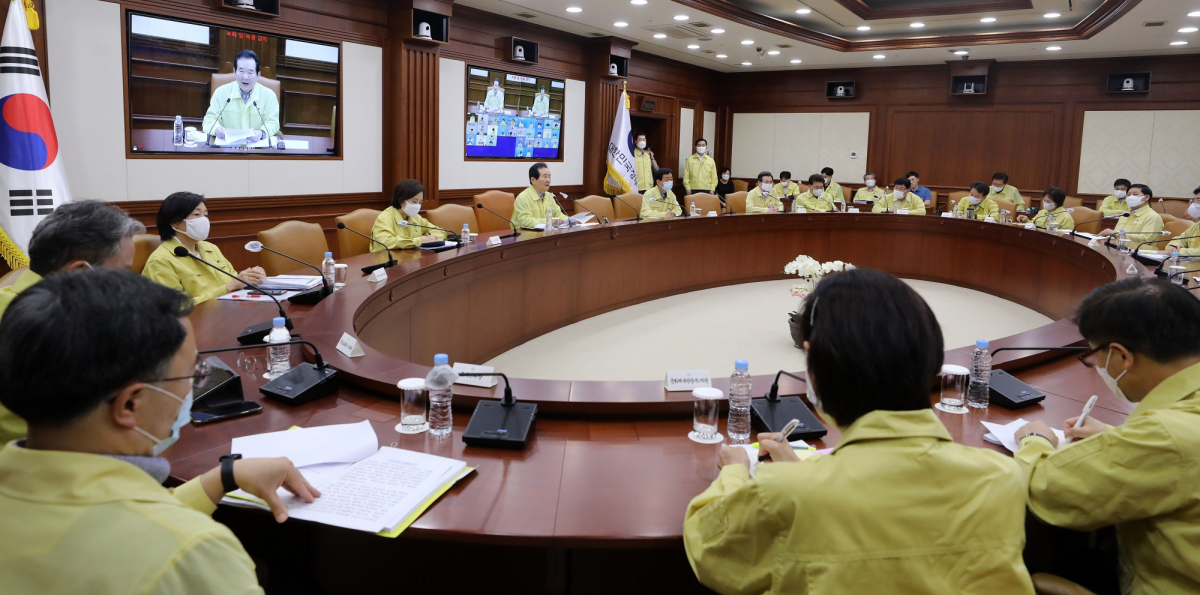 ▲정세균 국무총리가 21일 오후 서울 종로구 정부서울청사에서 열린 코로나19 대응 중앙대책본부 회의에서 모두발언을 하고 있다.  (뉴시스)