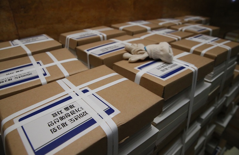 ▲국회 상임위원회 구성을 위한 여야간의 협상이 강대강 대치로 계속되며 코로나19 위기를 극복위한 '제3차 추경' 의 국회 통과 시기가 멀어지고 있다. 21일 국회에 '제3차 추경안' 자료들이 어둠 속에 방치돼 있다. (연합뉴스)