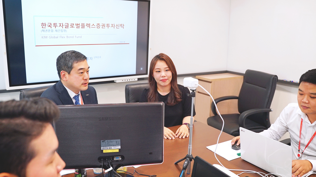 ▲지난 19일 한국투자신탁운용 직원들이 증권사 대상 펀드 출신 기념 런치웨비나를 진행하고 있다. (사진=한국투자신탁운용)