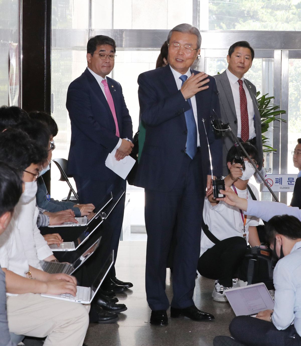 ▲미래통합당 김종인 비상대책위원장이 22일 오전 서울 여의도 국회에서 비상대책위원회 회의를 마친 뒤 기자들의 질문에 답하고 있다.  (연합뉴스)