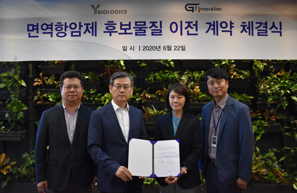 ▲와이바이오로직스의 박범찬 부사장(왼쪽부터), 박영우 대표, 지아이이노베이션의 남수연 대표, 장명호 대표가 기술이전 계약식에서 포즈를 취하고 있다. (지아이이노베이션)