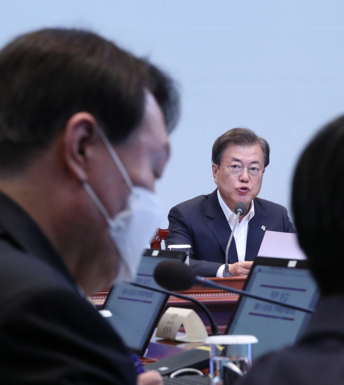 ▲문재인 대통령이 22일 오후 청와대에서 열린 제6차 공정사회 반부패정책협의회에서 윤석열 검찰총장을 쳐다보며 발언하고 있다. 2020.6.22 (연합뉴스)